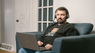 Étudiant à distance dans son salon