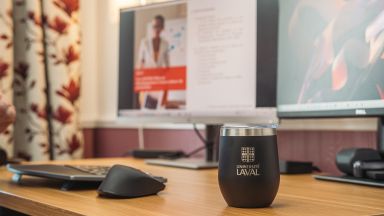 Tasse ULaval devant un ordinateur