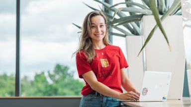 Une étudiante avec son portable