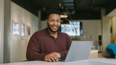 Une personne qui étudie dans un lieu public