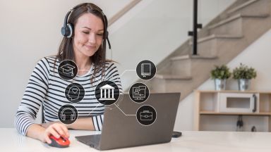 Étudiante en face de son ordinateur
