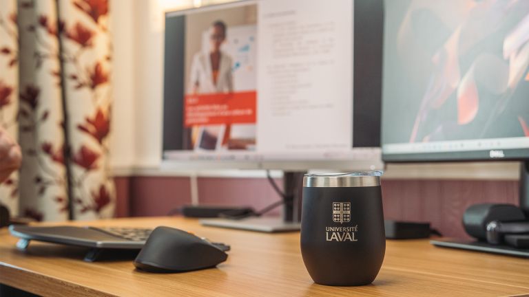 Tasse ULaval devant un ordinateur