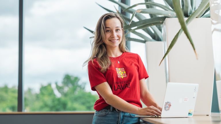 Une étudiante avec son portable
