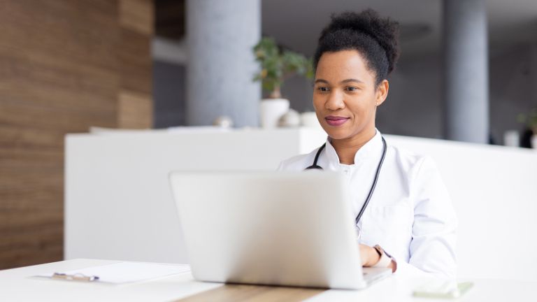 Professionnelle de la santé qui étudie en ligne