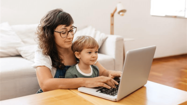 Une mère qui étudie à distance