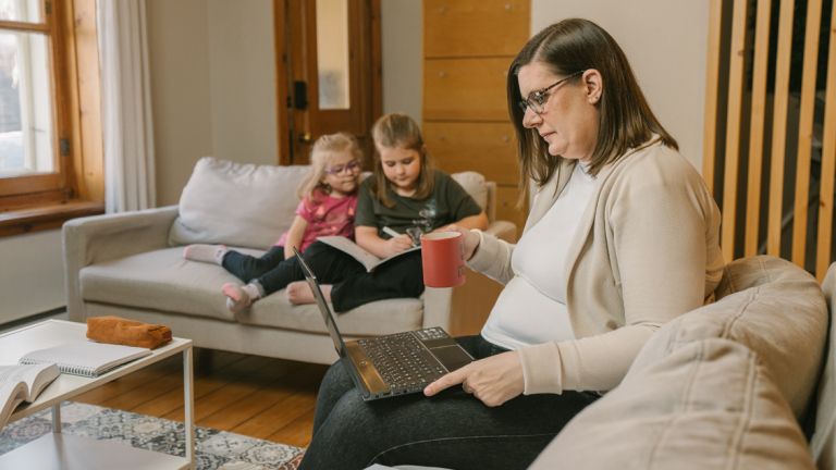 Une étudiante à distance avec ses filles